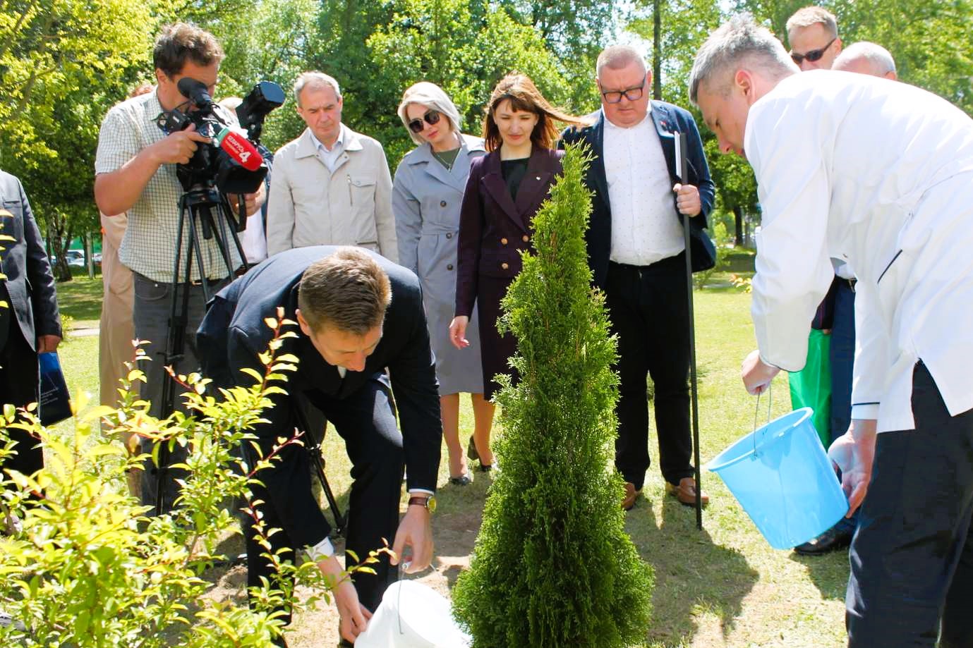 В Гродно профсоюз здравоохранения в составе делегации профсоюзов области  высадил «семейное дерево» на территории БСМП → Новости и статьи → События  профсоюза → Гродненская областная организация Белорусского профсоюза  работников здравоохранения