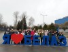 Работники Гродненской центральной городской поликлиники оценили размеры самого большого самосвала в мире во время экскурсии на предприятие «БелАЗ»