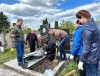 В Гродно молодые медики благоустроили могилу ветерана войны – бывшей главной медсестры областной больницы