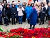 Утопающий в алых цветах Остров слез в Минске до глубины души поразил группу туристов из гродненской детской поликлиники