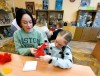 Семьи работников Гродненской «Психиатрии-наркологии» освоили азы валяния из шерсти и росписи по камню