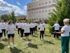 В обеденный перерыв во дворике Гродненского областного клинического центра «Психиатрия-наркология» и 5-й городской поликлиникой прошла зарядка  