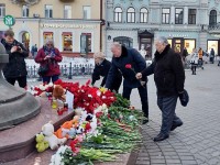 ВИКТОР ЛИСКОВИЧ ВОЗЛОЖИЛ ЦВЕТЫ К СТИХИЙНОМУ МЕМОРИАЛУ ЖЕРТВАМ ТРАГЕДИИ В ПОДМОСКОВНОМ «КРОКУС СИТИ ХОЛЛЕ»