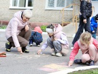 В Лиде медики высадили 80 туй в честь 80-летия со дня освобождения Беларуси от немецко-фашистских захватчиков