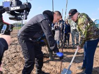 В ДЕНЬ РЕСПУБЛИКАНСКОГО СУББОТНИКА АЛЕКСАНДР ЛУКАШЕНКО РАБОТАЛ НА СВОЕЙ МАЛОЙ РОДИНЕ