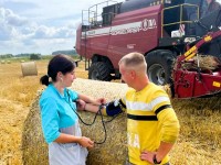 На Гродненщине медики контролируют здоровье аграриев с выездом в поле