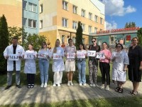 Молодые медики выстроились у детской поликлиники Гродно с плакатом «Мы – за безопасный труд»