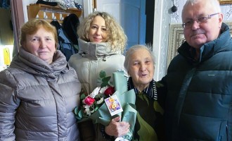 Администрация и профком Ивьевского центра гигиены поздравили с 90-летием бывшую коллегу Дануту Козловскую