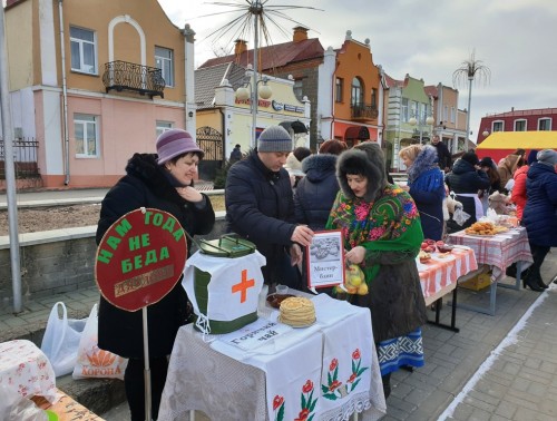 Бои мешками, поедание блинов на время и соревнования по биатлону