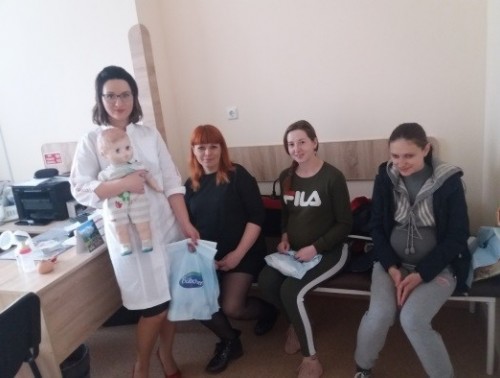 Выставка семейных фото, мастер-класс по грудному вскармливанию и прогулка в джунгли-парк