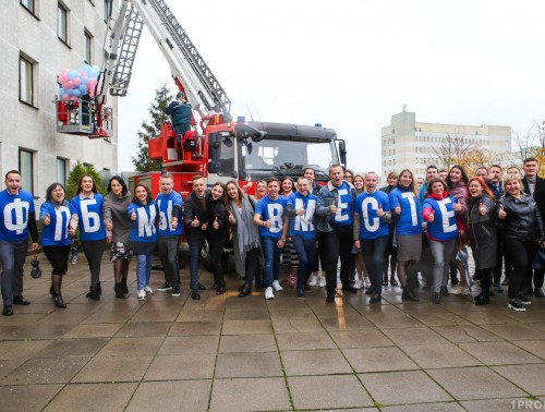 В ДВЕРЬ НЕЛЬЗЯ? ТОГДА В ОКНО! ПОСМОТРИТЕ, КАК ПОЗДРАВЛЯЛИ МОЛОДЫХ МАМ В УСЛОВИЯХ ПАНДЕМИИ