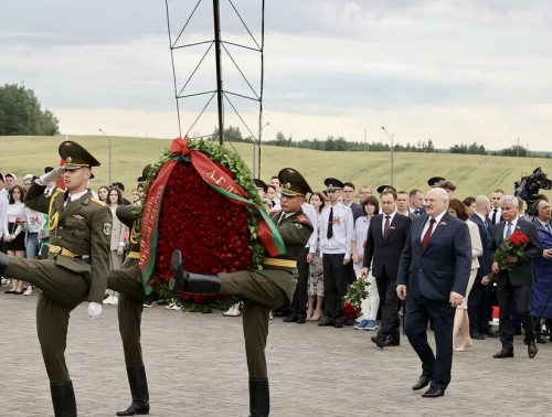 ПРЕЗИДЕНТ ВОЗЛОЖИЛ ЦВЕТЫ К МЕМОРИАЛУ «КУРГАН СЛАВЫ»