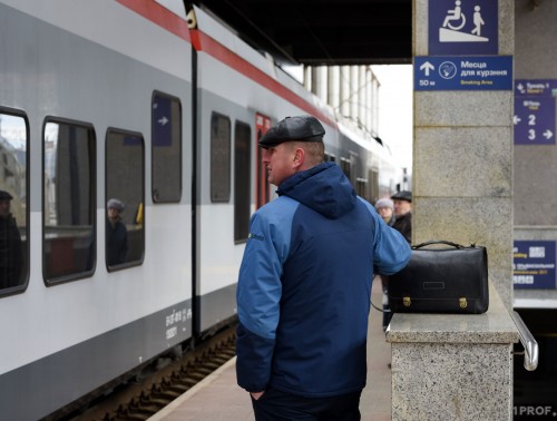 КОМАНДИРОВКА НАЧИНАЕТСЯ В ПОНЕДЕЛЬНИК, РАБОТНИК ВЫЕХАЛ В СУББОТУ. ОПЛАТИТ ЛИ РАСХОДЫ НАНИМАТЕЛЬ?