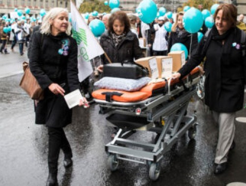 ШВЕЙЦАРСКИЕ МЕДСЕСТРЫ ВЫШЛИ НА УЛИЦЫ С ТРЕБОВАНИЕМ УЛУЧШИТЬ УСЛОВИЯ ТРУДА