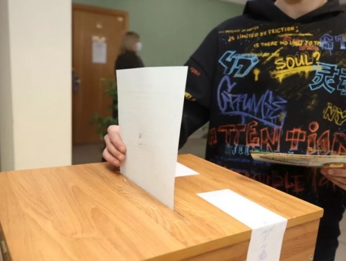 НЕ ПРОШЛО И ЧАСА С МОМЕНТА ОТКРЫТИЯ УЧАСТКА, А УЖЕ ПОРЯДКА 20 ЧЕЛОВЕК ПРОГОЛОСОВАЛИ