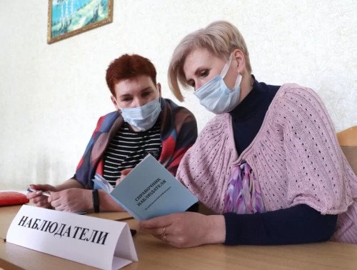 НА УЧАСТКАХ ВСЕ БОЛЬШЕ ЖЕЛАЮЩИХ НЕ ТОЛЬКО ПРОГОЛОСОВАТЬ, НО И НАБЛЮДАТЬ