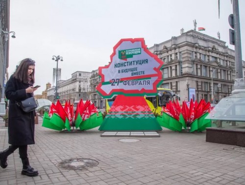 ДАЖЕ В ТРЕТИЙ ДЕНЬ ДОСРОЧНОГО ГОЛОСОВАНИЯ НА НЕКОТОРЫХ УЧАСТКАХ ВЫСТРАИВАЛИСЬ ОЧЕРЕДИ ЕЩЕ ДО ОТКРЫТИЯ