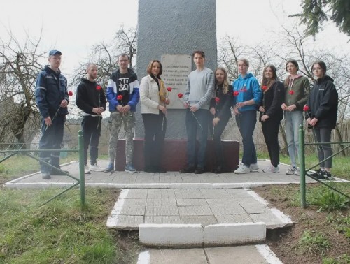 Гродненские фармацевты подключились к профсоюзной акции «Имя тебе – Победитель» по наведению порядка на местах захоронения ветеранов
