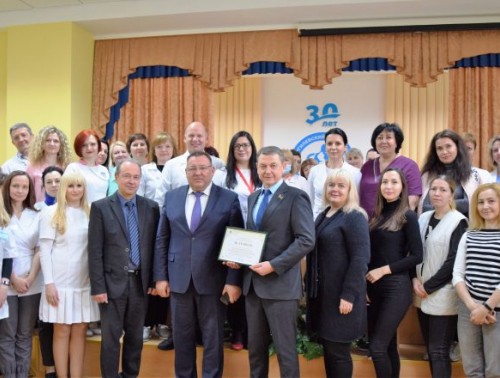 СЕРТИФИКАТ НА 10 ТЫСЯЧ РУБЛЕЙ ВРУЧИЛ СЕГОДНЯ МОГИЛЕВСКОМУ ОБЛАСТНОМУ ЛЕЧЕБНО-ДИАГНОСТИЧЕСКОМУ ЦЕНТРУ ПРЕДСЕДАТЕЛЬ ОТРАСЛЕВОГО ПРОФСОЮЗА ВЯЧЕСЛАВ ШИЛО