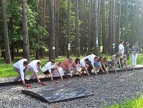 ВЯЧЕСЛАВ ШИЛО ВМЕСТЕ С ЧЛЕНАМИ МОЛОДЕЖНОГО СОВЕТА ОТРАСЛЕВОГО ПРОФСОЮЗА ПОСЕТИЛИ МЕМОРИАЛЬНЫЙ КОМПЛЕКС «ТРОСТЕНЕЦ»
