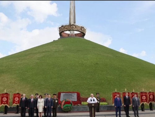 АЛЕКСАНДР ЛУКАШЕНКО ВОЗЛОЖИЛ ЦВЕТЫ К МЕМОРИАЛУ «КУРГАН СЛАВЫ»