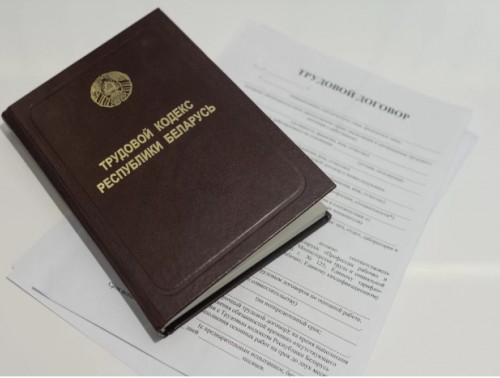 МОГУТ ЛИ ПРИНЯТЬ НА РАБОТУ МОЛОДОГО СПЕЦИАЛИСТА ПО ДОГОВОРУ СОВМЕСТИТЕЛЬСТВА? НА ВОПРОСЫ ОТВЕЧАЕТ ПРОФСОЮЗНЫЙ ЮРИСТ