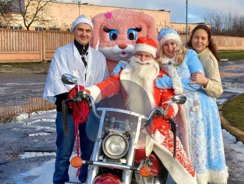 В Гродно к детям работников областного центра «Психиатрия-наркология» Дед Мороз и Снегурочка приехали на байке