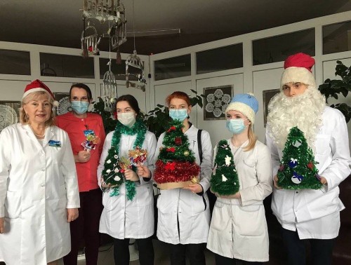 Учащиеся Гродненского медколледжа проведали пожилых людей, находящихся на лечении в медучреждениях