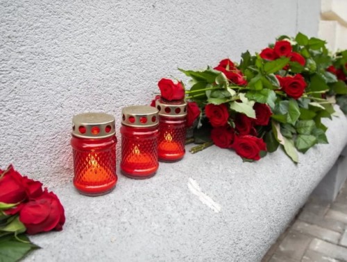 ЗЕМЛЕТРЯСЕНИЯ В ТУРЦИИ И СИРИИ: ПРЕДСТАВИТЕЛИ ФПБ ВОЗЛОЖИЛИ ЦВЕТЫ К СТЕНАМ ПОСОЛЬСТВ