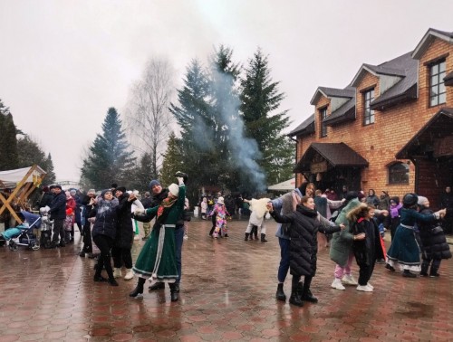 Старинный танец падеспань учили танцевать слонимских медиков в «Дудутках»