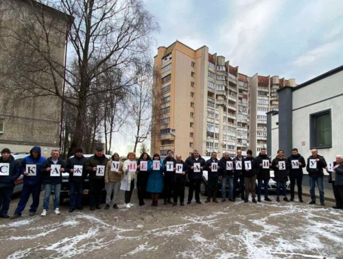 В Гродно работники детской поликлиники составили из множества плакатов надпись «Скажем нет травматизму!»