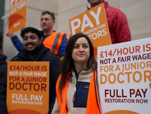 В ВЕЛИКОБРИТАНИИ БАСТУЮТ МЛАДШИЕ ВРАЧИ