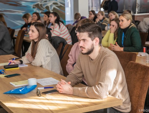 ЧТО СТОИТ ЗА СООБЩЕНИЯМИ ЗАПАДНОЙ ПРЕССЫ? ПРОФСОЮЗНАЯ МОЛОДЕЖЬ УЧИЛАСЬ РАЗБИРАТЬСЯ В ПРОИСХОДЯЩЕМ