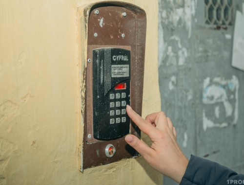 КТО ДОЛЖЕН УБИРАТЬ МУСОРОПРИЕМНУЮ КАМЕРУ, ГРЯЗЬ НА СТЕНЕ ОКОЛО ПОДЪЕЗДА И ПОД ИНФОРМАЦИОННЫМ СТЕНДОМ?