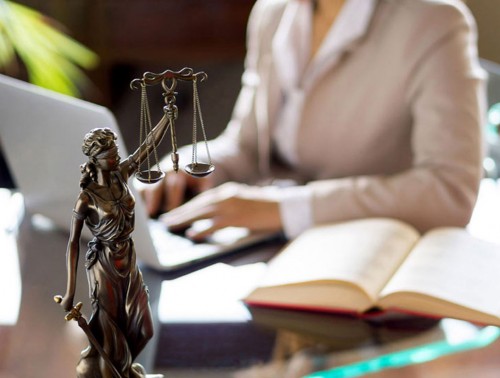 РАЗРЕШЕНО ЛИ ЗАМЕНЯТЬ ОТПУСК ДЕНЕЖНОЙ КОМПЕНСАЦИЕЙ И МОЖЕТ ЛИ НАНИМАТЕЛЬ В НАКАЗАНИЕ СОКРАТИТЬ ЕГО?