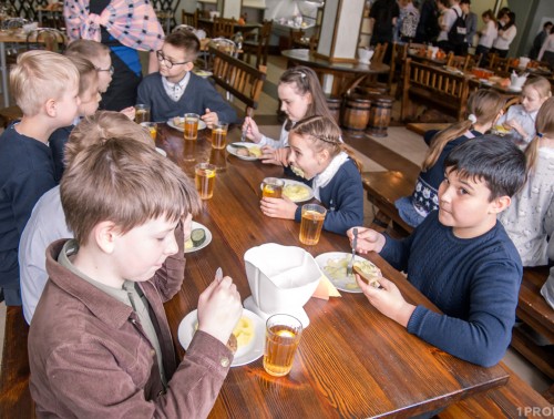 РАСХОДЫ НА ШКОЛЬНОЕ ПИТАНИЕ ВЫРОСЛИ. НО НА ОПЛАТЕ ЭТО НЕ ОТРАЗИТСЯ