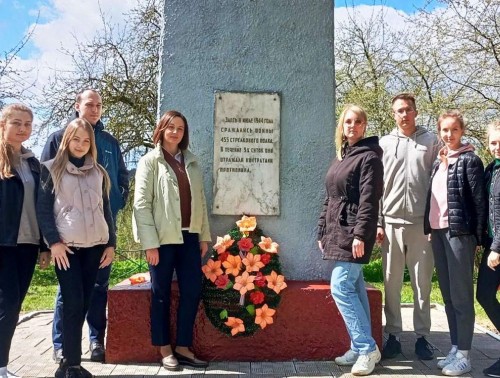 Гродненские фармацевты навели порядок на могилах ветеранов войны, трудившихся на предприятии