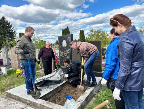 В Гродно молодые медики благоустроили могилу ветерана войны – бывшей главной медсестры областной больницы