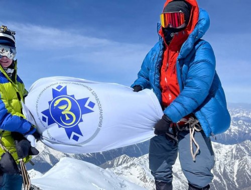 Медик из Гродно Диана Майорова развернула флаг Белорусского профсоюза работников здравоохранения над Эльбрусом
