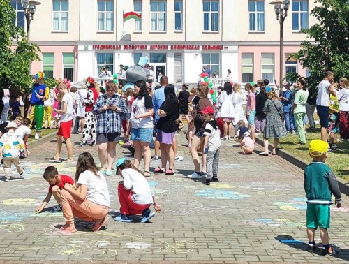 Мальчишки и девчонки, а также их родители…