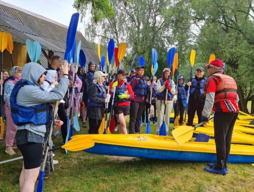 Работники детской поликлиники Гродно на байдарках преодолели девять километров по Августовскому каналу