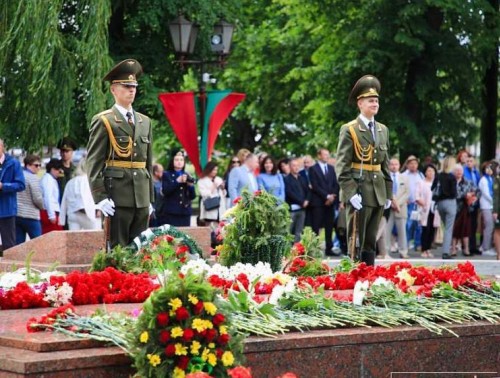 Торжественный митинг, возложение цветов, всеобщая минута молчания...
