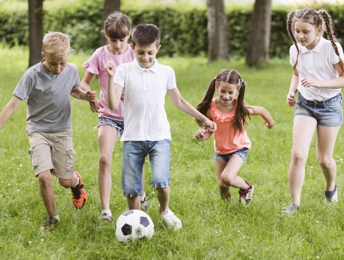 КАК ВЕСТИ СЕБЯ ШКОЛЬНИКУ, ЕСЛИ ЗАГОРЕЛАСЬ КВАРТИРА, НЕЗНАКОМЕЦ СТУЧИТ В ДВЕРЬ ИЛИ ДРУЗЬЯ ЗОВУТ ИГРАТЬ НА СТРОЙПЛОЩАДКУ?