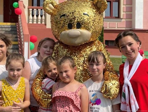 Маленькие пациенты детской больницы в Гродно рисовали на асфальте
