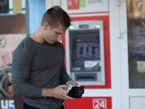 ПРОДЛЕНИЕ СРОКА ДЕЙСТВИЯ КАРТОЧЕК И ОПЛАТА ПО QR-КОДУ: ЧТО ПРОИЗОШЛО В БЕЛОРУССКИХ БАНКАХ ЗА НЕДЕЛЮ