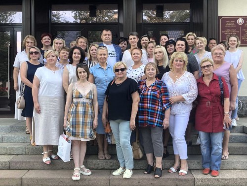 Коллектив Гродненской областной детской клинической больницы посетил выставку «Память в сердце стучит…», посвященную геноциду белорусского народа
