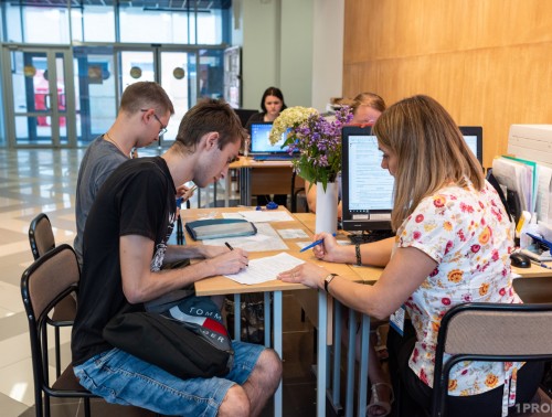 В ВУЗАХ НАЧАЛИ ПРИНИМАТЬ ДОКУМЕНТЫ ОТ АБИТУРИЕНТОВ