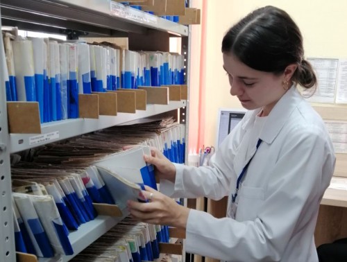 Школьники и студенты в составе студотрядов работают в 7-й поликлинике города Гродно