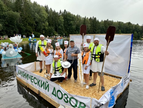 Гигантский самодельный плот спустили на воду гродненские медики