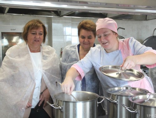 ОКСАНА ГЕРАЩЕНКО: «КАК ПРОФСОЮЗНОГО ЛИДЕРА МЕНЯ ВОЛНУЮТ УСЛОВИЯ ТРУДА РАБОТНИКОВ, КАК МАМУ – ОРГАНИЗАЦИЯ ПИТАНИЯ ШКОЛЬНИКОВ»